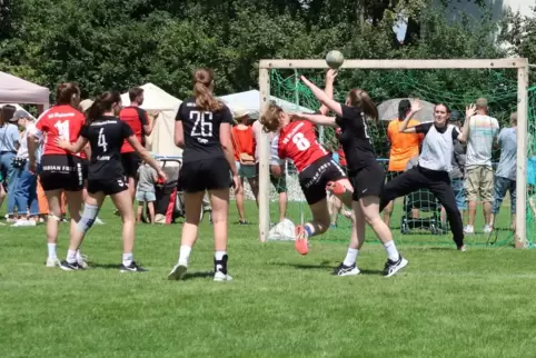 Handball im Freien: Auch die Frauen waren in Neuhofen am Ball. 
