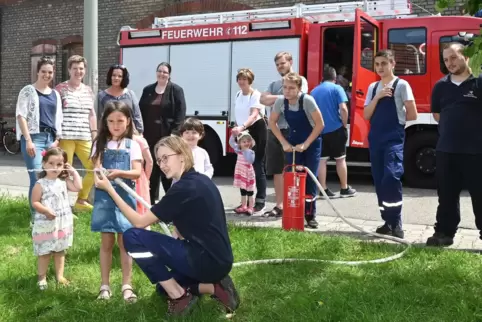 Feuerwehrfest 2019: Kinder bekommen gezeigt, wie man löscht. 