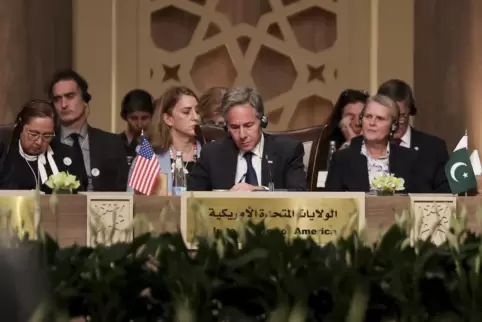 US-Außenminister Antony Blinken (M) nimmt an einer Plenarsitzung während der Konferenz «Call for Action: Dringende humanitäre Hi