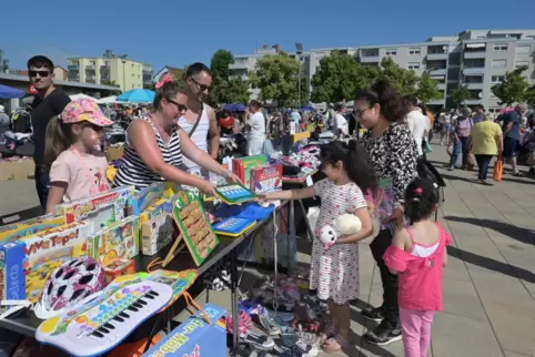 Beliebtes Angebot: Familienflohmarkt auf dem Berliner Platz.