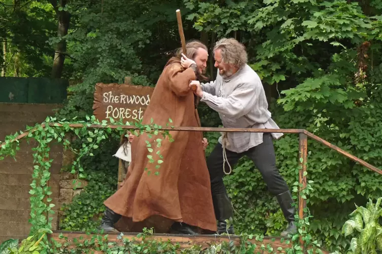 Das Kinderstück entführt seine Besucher in diesem Sommer in den berühmten Sherwood Forest, wo Robin Hood (Jannik Haas, links) un