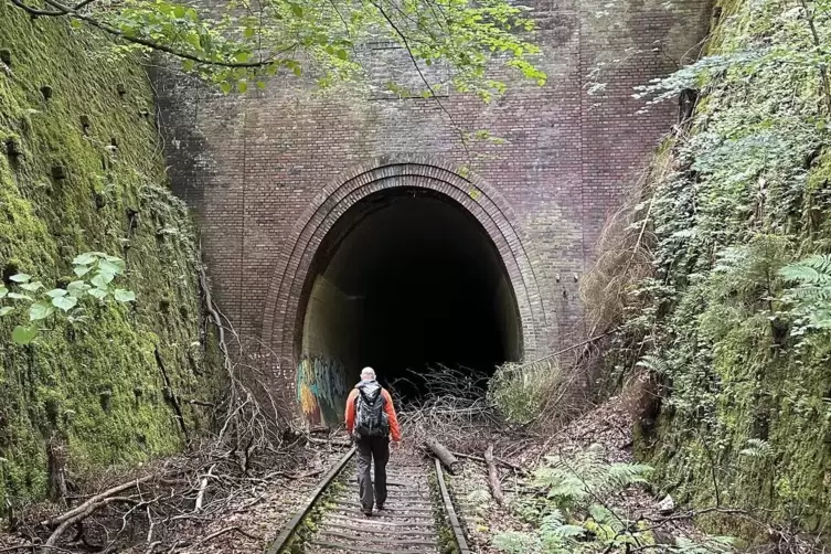 Taschenlampe nicht vergessen: Rund 500 Meter geht es durch den stillgelegten Eisenbahntunnel. 