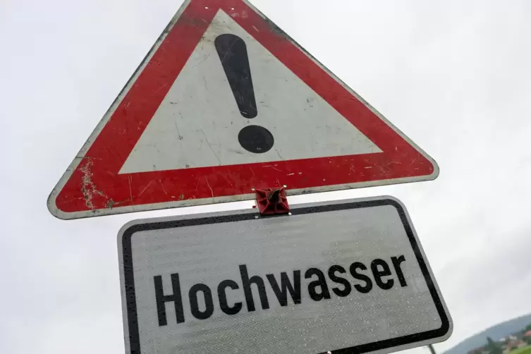 Hochwasser: Sperrung erforderlich.