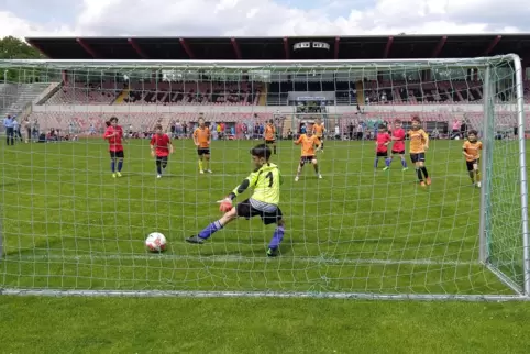 Im Finale der Jungs siegte die Astrid-Lindgren-Schule (orange) gegen Vorjahressieger Schillerschule Oggersheim (rot).