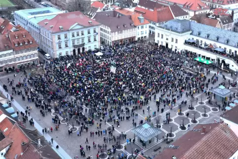 Wochenlang gingen Tausende Menschen auf die Straße, wie hier in Landau, um gegen rechts zu demonstrieren.