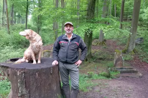 Selten ganz alleine im großen Revier: Förster Wolfgang Seither wird meist von Jagdhündin Tica begleitet. 