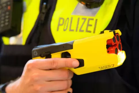 Der tödliche Taser-Einsatz in Landstuhl (Kreis Kaiserslautern) von Ende April ist noch nicht aufgeklärt. Gegen zwei Polizisten w