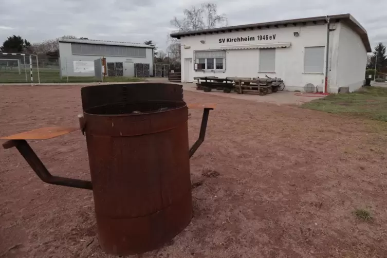 Muss weg, wenn hier eine neue Schule gebaut werden soll: das Clubheim des SV Kirchheim. 