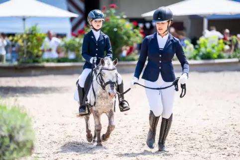 Malou Louise Schmahl vom RC Hofgut Petersau auf dem knuffigen Jim Knopf. 