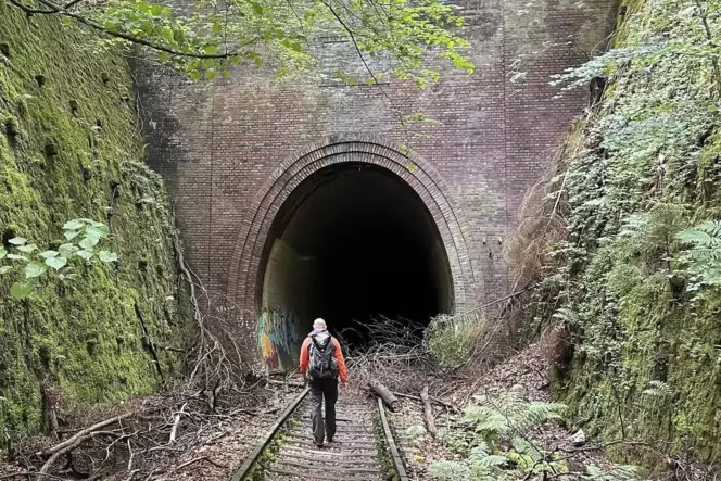 Taschenlampe nicht vergessen: Rund 500 Meter geht es durch den stillgelegten Eisenbahntunnel.