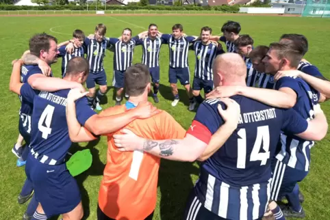 Aufstieg und Meisterschaft der C-Klasse im Jubiläumsjahr: TuRa Otterstadt kommt aus dem Feiern nicht mehr heraus.