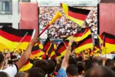 Mit Deutschland-Fahne und Vuvuzela: öffentliches „Kiggegugge“.