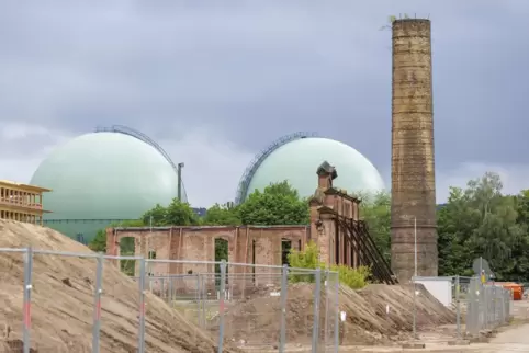 Der Schornstein neben dem neuen Kesselhaus bleibt im Besitz der Stadt.