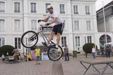 Szene mit dem Trialkünstler Thomas Mrohs beim Zweibrücker Fahrradtag 2016.