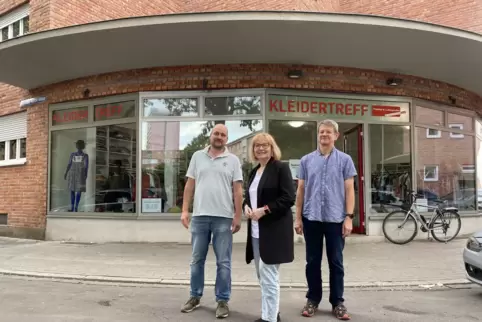 Sozialdezernentin Beate Steeg, Abteilungsleiter Steffen Bierwag (links) und Projektleiter Karl Heinz Samstag vor dem neuen Laden