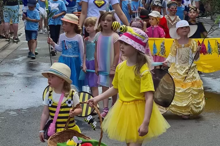 Bunte Schar: Festumzug in Otterberg. 