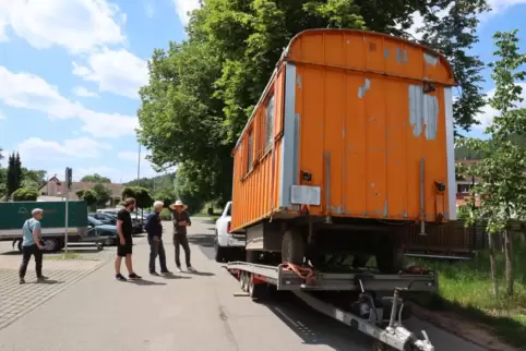 Neuer Treffpunkt für die Altleininger Burgspieler nach ihren Proben: Der Bauwagen wird auf dem Berg neben den Parkplätzen der Bu