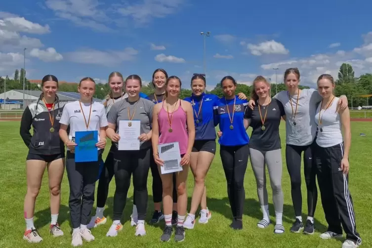 Mit Medaillen und Urkunden: Die HHG-U20-Frauen haben das Heimspiel im Zweibrücker Westpfalzstadion gewonnen.