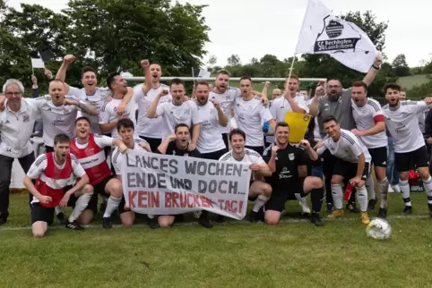 Die Fußballer der SG Bechhofen/Lambsborn gönnten sich nach dem Gewinn des Entscheidungsspiels um die Meisterschaft gegen den SV 