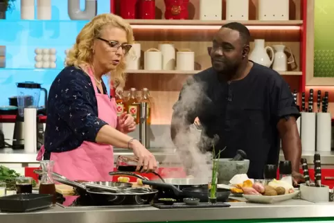 Beim Kochen mit Moderator Nelson Müller: Elke Lickteig aus Dudenhofen. 