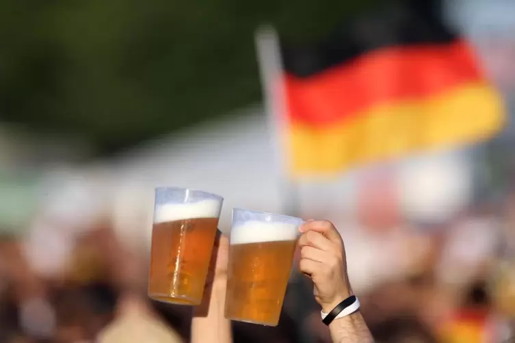 Gehört für viele Fans zum Fußballgucken dazu: Bier. Die Fachstelle Sucht im Haus der Diakonie will aufzeigen, dass eine EM-Party