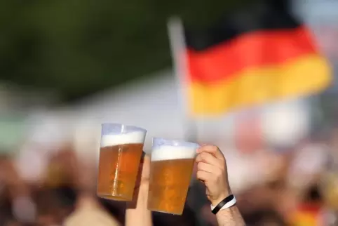 Gehört für viele Fans zum Fußballgucken dazu: Bier. Die Fachstelle Sucht im Haus der Diakonie will aufzeigen, dass eine EM-Party