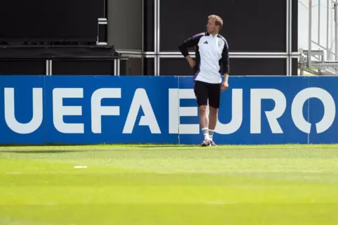  Bundestrainer Julian Nagelsmann am Donnerstag beim Abschlusstraining in Herzogenaurach. 