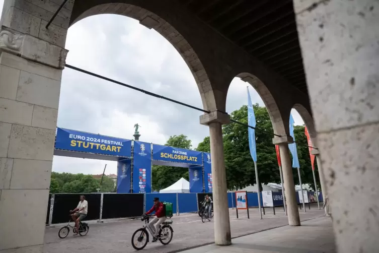 Auch der Stuttgarter Schlossplatz rüstet sich für die Europameisterschaft. 