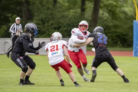 Jonathan Alexander Betts von den Kaiserslautern Pikes versucht sich im Spiel gegen die Bad Homburg Sentinals durchzusetzen.