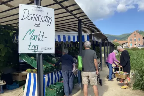 Uwe Carius hat an seinem Obst- und Gemüsestand schon erste Diedesfelder Stammkunden. 