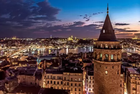 Weithin sichtbares Wahrzeichen von Beyoglu ist dieser Wachturm aus der Zeit der Genueser. 