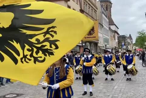 Erinnern mit Fahne und Uniformen ans traditionelle Brauchtum: die „Herolde“ beim Festumzug zum Stadtjubiläum Landau.