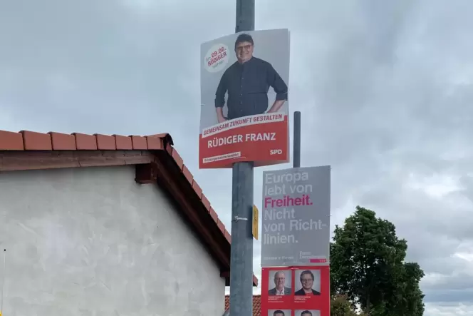 Wahlkampfplakate bestimmen nicht nur in Bruchmühlbach-Miesau noch immer das Straßenbild: Hier wurde SPD-Ortsbürgermeister Rüdige