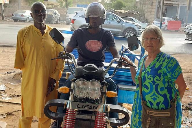 Die Senegalhilfe konnte dem mittellosen Abdu (Mitte) ein Lastenfahrzeug besorgen, mit dem er nun Geld verdienen kann. Cordula E