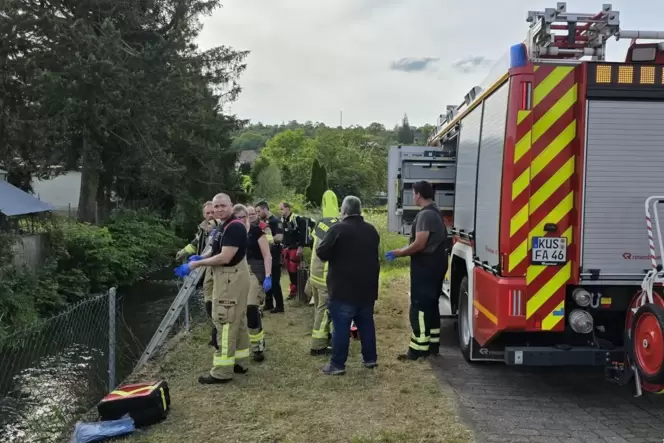 Großaufgebot der Feuerwehr am Donnerstagabend: Eine hilflose Person wurde aus dem Kuselbach gerettet.