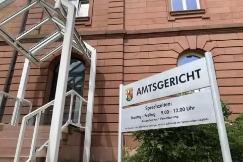 Vor dem Amtsgericht erschienen alle Beteiligten ordentlich angezogen, auf dem Hausflur galt das wohl nicht immer. 