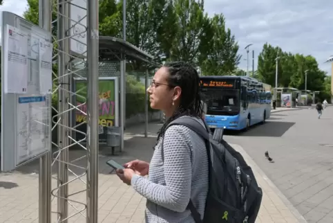 Fahrplan-Studium am Busbahnhof: Pendlerin Lucinda kritisiert Ausfälle bei Bus und Bahn.