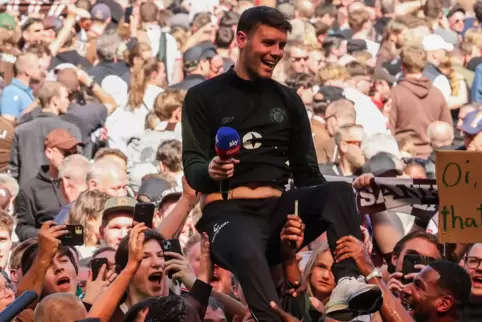 Hat den FC St. Pauli revolutioniert: Trainer Fabian Hürzeler. Doch nun fällt Schatten auf die Lichtgestalt. 