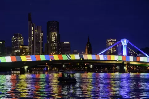 Die ohnehin schon spektakuläre Skyline von Frankfurt erleuchtet in EM-Zeiten noch mehr. Die Stadt erhofft sich Mehreinnahmen in 