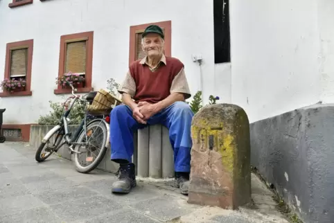 Der alte Mann und der Grenzstein: „Solange ich kann, bleibe ich Feldgeschworener“, sagt Schroth und lächelt dabei.