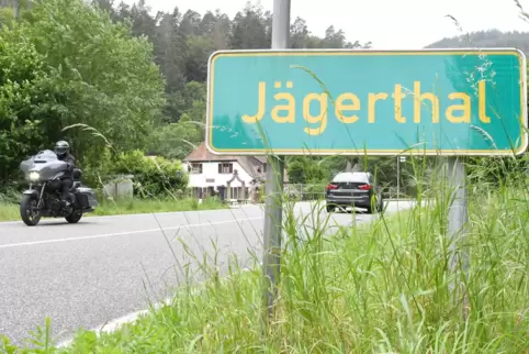 Auf weiten Teilen der Strecke durchs Jägerthal gilt Tempo 70. 
