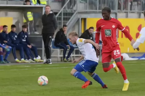 FKP-Außenverteidiger Jonas Vogt (links) und FCK-Profi Aaron Opoku, hier beim Testspiel im September 2022 auf der Husterhöhe. 