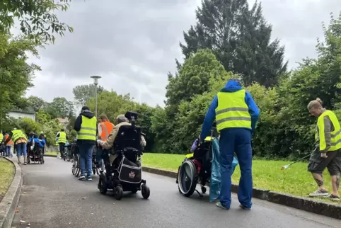 Tristes Wetter, gute Stimmung: Schüler und Bewohner des Hauses im Westrich sammeln gemeinsam Müll ein.