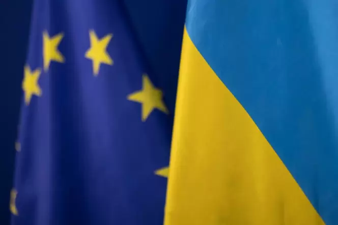 EU- und Ukraine-Flagge