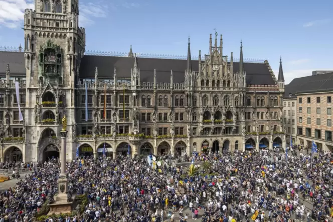 Der Marienplatz in München musste am Freitagnachmittag abgeriegelt werden – es waren zu viele Schotten gekommen.
