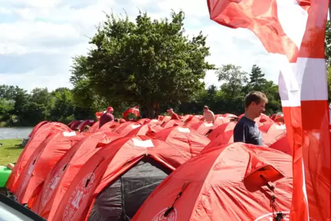 Viele der Fans übernachten in Zwei-Personen-Zelten in den dänischen Landesfarben. 