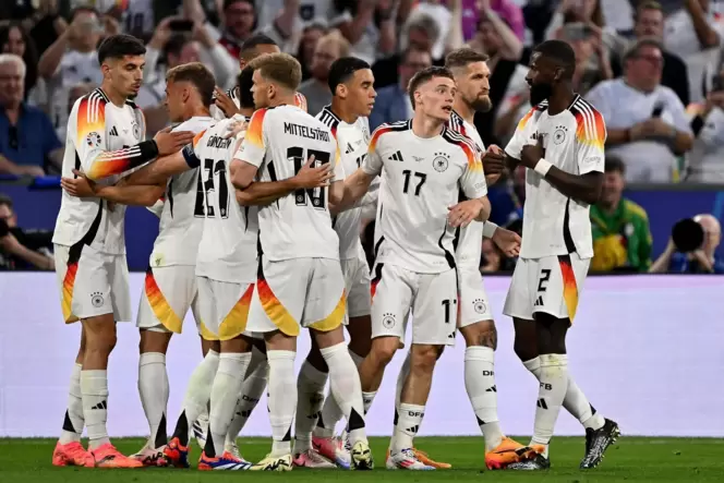 Die deutsche Mannschaft hat nach dem ersten Sieg gute Laune.