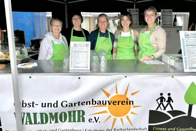 Gegen das Vereins-Image »alter grauer Männer«: Das strahlende Frauen-Team vom Obst- und Gartenbauverein Waldmohr mit (von links)