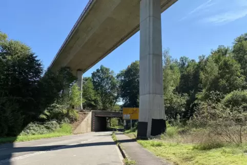 Der Umbau des Gleisdreiecks bei Hochspeyer geht weiter: Diesmal ist die Straße von Hochspeyer nach Fischbach betroffen. 