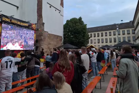 Als um 20.59 Uhr im Stadion in München die deutsche Nationalhymne ertönt, erheben sich auch die Fans in der Erkenbertruine. 